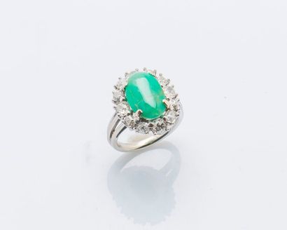 null Bague fleur en or gris 18 carats (750 millièmes) sertie d’un cabochon de jade...