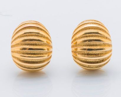 null Paire de boucles d’oreilles bombées en or jaune 18 carats (750 millièmes) à...