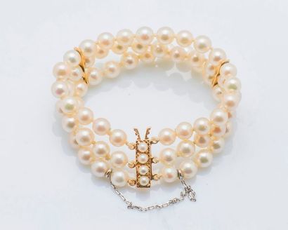 null Bracelet trois rangs de perles de culture choker, fermoir serti de quatre petites...