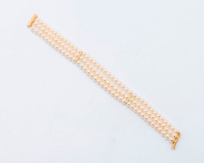 null Bracelet trois rangs de perles de culture choker, fermoir rectangulaire guilloché...