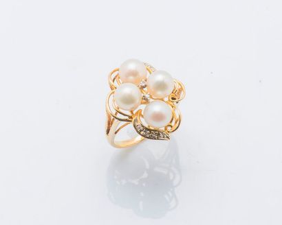 null Bague en or jaune 18 carats (750 millièmes) sertie de quatre perles de culture...