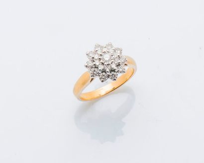 null Bague fleur en or jaune 18 carats (750 millièmes), le chaton formant un bouton...