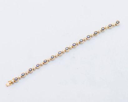 null Bracelet ligne en or jaune 18 carats (750 millièmes) sertie de saphirs ovales...
