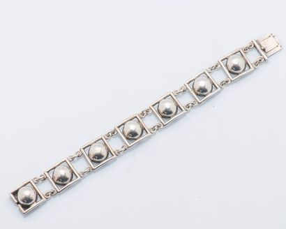 Y. D’ARAY Y. D’ARAY

Bracelet en argent (925 millièmes) à décor de carrés ornés de...