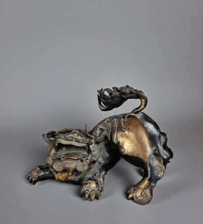  Bronze de meuble chien de Fô dans le goût de Gabriel Viardot. L : 25 cm l : 15 cm... Gazette Drouot