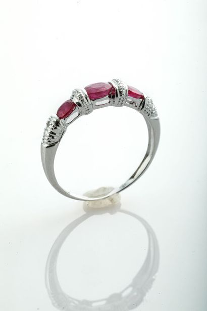 Demi-alliance en or rubis et diamants / Ruby gold and diamonds half wedding ring...