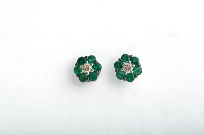 Boucles d'oreilles fleurs en or émeraudes et diamants / Flower earrings in gold with...