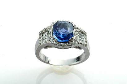 Bague saphir Ceylan et diamants White gold ring set with a beautiful Ceylon sapphire...