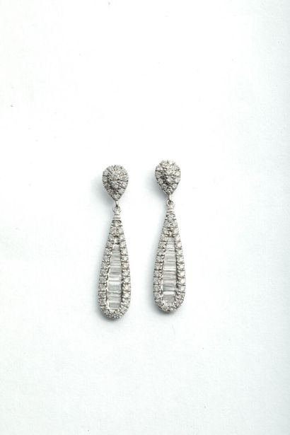 Pendants d'oreilles en or et diamants / Pair of white gold earrings set with round...