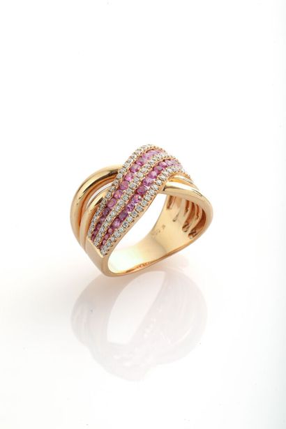 Bague design en or saphirs roses et diamants / Gold ring with pink sapphires and...