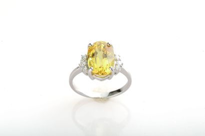 Bague en or sertie d'un saphir jaune traité / Gold ring set with a treated yellow...