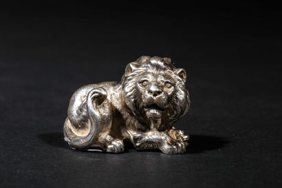 Lion en argent / Silver Lion Small silver lion in lying position.
Weight: 120g
Dimensions:...