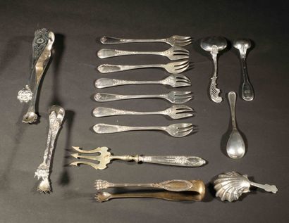 Lot en argent. Lot in silver 800 and 950 thousandths including:
-three sugar tongs,
Goldsmiths:...