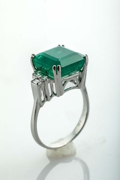 Bague en or émeraude et diamants / Gold emerald and diamonds ring White gold ring...