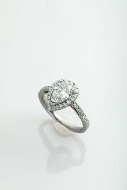 Bague Diamant Poire / Pear Diamond Ring White gold ring set with a pear-shaped diamond...