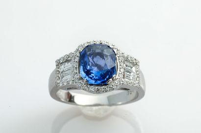 Bague saphir Ceylan et diamants White gold ring set with a beautiful Ceylon sapphire...
