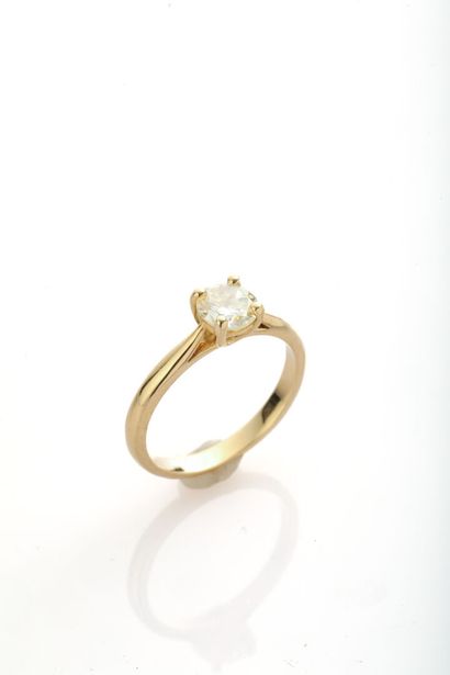 Solitaire en or jaune / Solitaire in yellow gold Gold ring set with a 0.75 carat...