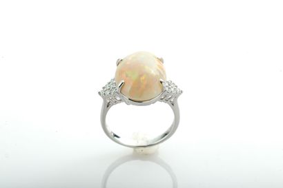 Bague en or opale et diamants / Gold ring with opal and diamonds White gold ring...