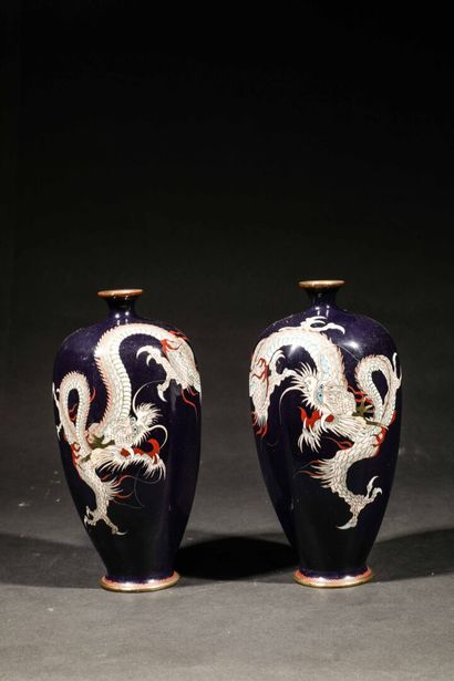 Paire de vases en cloisonné Pair of metal vases decorated with white dragons on a...