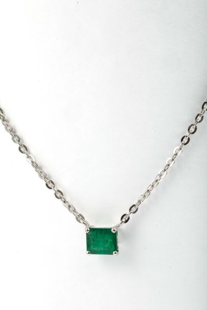 Collier en or émeraude / Emerald gold necklace White gold necklace with an emerald...
