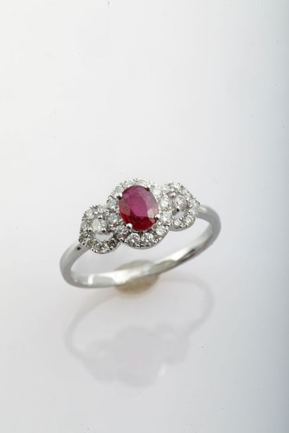 Bague rubis et diamants / Ruby and diamonds ring Bague en or blanc sertie d'un rubis...