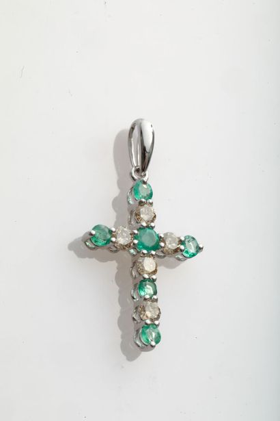 Croix en or émeraudes et diamants / Gold cross with emeralds and diamonds Cross in...