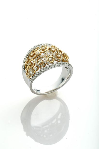 Bague en or et diamants / Gold and diamonds ring Openwork ring in two golds decorated...