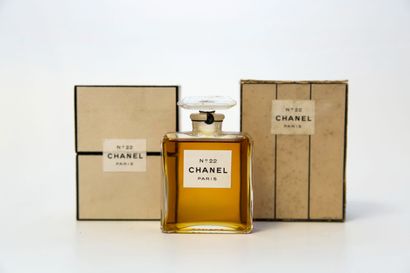 Chanel - "N°22" - (1922). Chanel - "N°22" - (1922).
Presented in its two-colored...