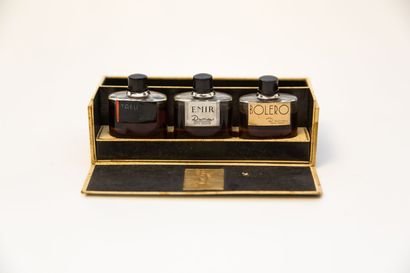 Dana - (années 1930-1940). Dana - (1930s-1940s).
Cardboard box (stained) containing...