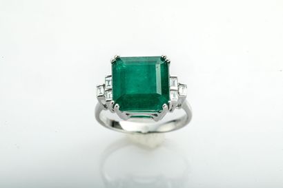 Bague en or émeraude et diamants / Gold emerald and diamonds ring White gold ring...