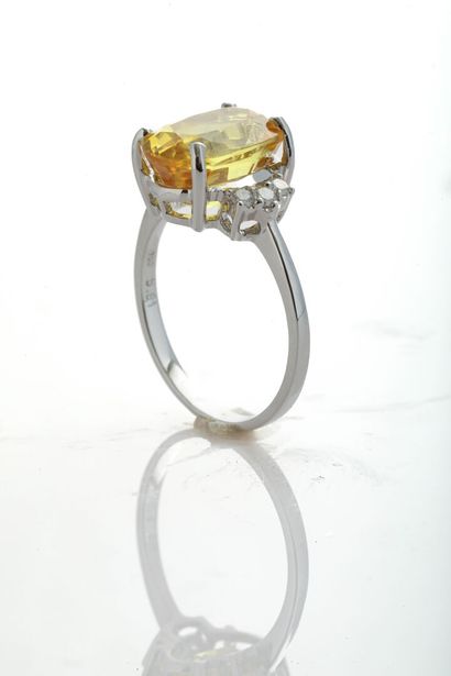 Bague en or sertie d'un saphir jaune traité / Gold ring set with a treated yellow...