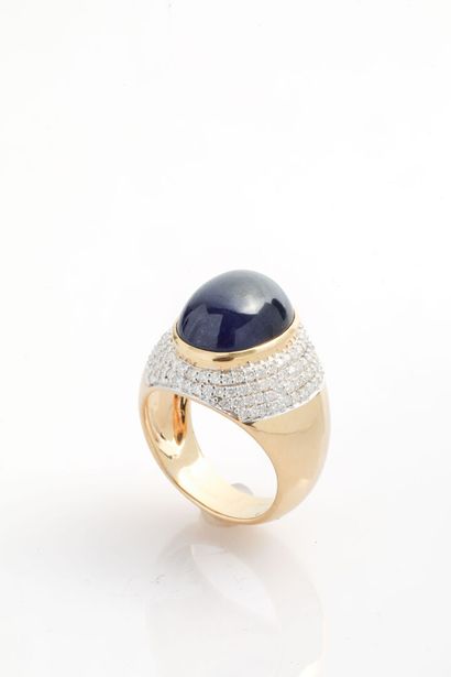 Bague en or saphir traité cabochon et diamants / Gold ring with cabochon sapphire...