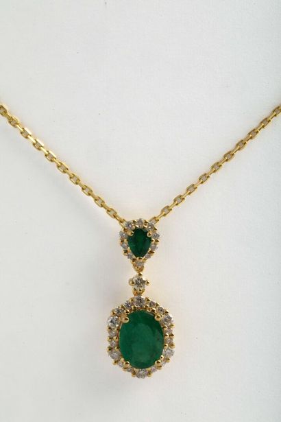Collier en or serti d'une émeraude et diamants / Gold necklace set with an emerald...