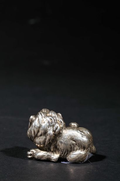 Lion en argent / Silver Lion Small silver lion in lying position.
Weight: 120g
Dimensions:...