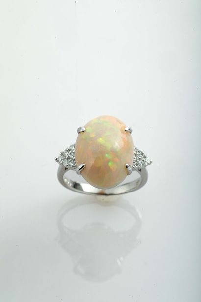Bague en or opale et diamants / Gold ring with opal and diamonds White gold ring...