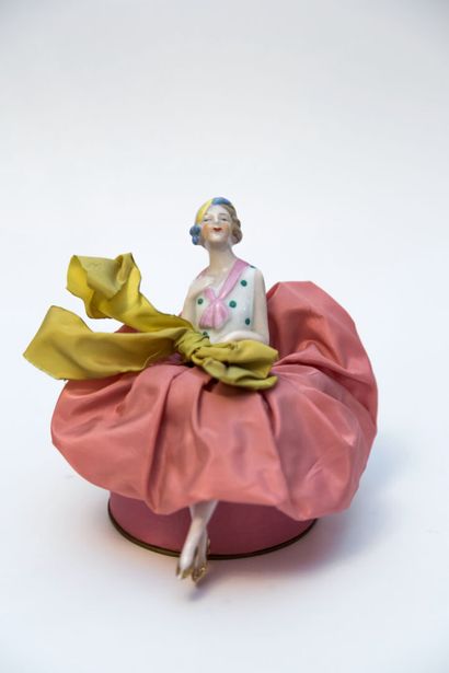 Figurine en biscuit émaillé - (années 1925-1930). German work - (years 1925-1930).
Figurine...