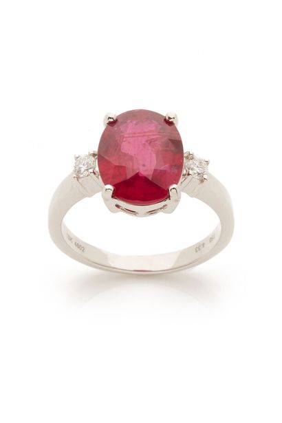 Bague sertie d'un rubis /  Ring with a ruby