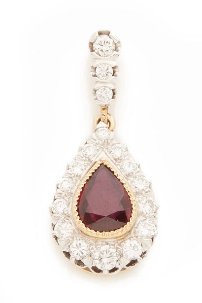 Pendentif orné d'un rubis rehaussé de diamants / Ruby and diamonds pendant