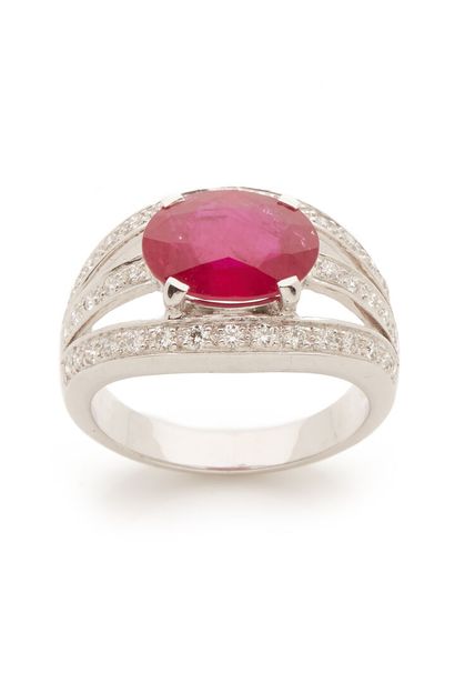 Bague ornée d'un rubis d'environ 3.5 carats / Ring with a ruby of about 3.5 carats