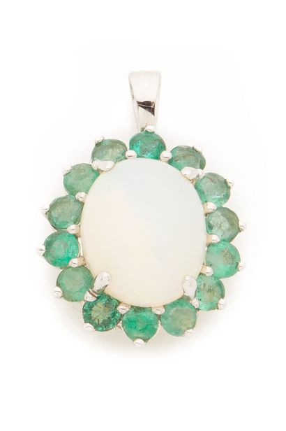 Pendentif serti d'une opale et émeraudes / Opal and emerald pendant