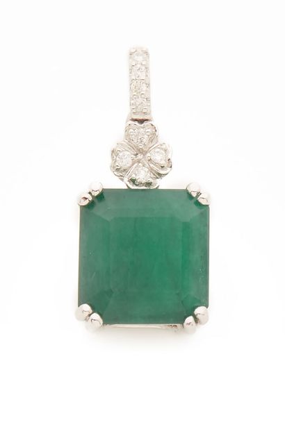 Pendentif orné d'une émeraude et fleur de diamants / Emerald and diamond pendant