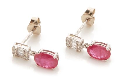 Pendants d'oreilles ornés de rubis et diamants / Earrings with rubies and diamonds