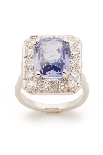 Bague sertie d'un saphir bleu-violet / Ring with a blue-violet sapphire