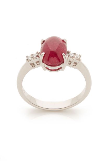 Bague ornée d'un rubis cabochon / Ring with a cabochon ruby