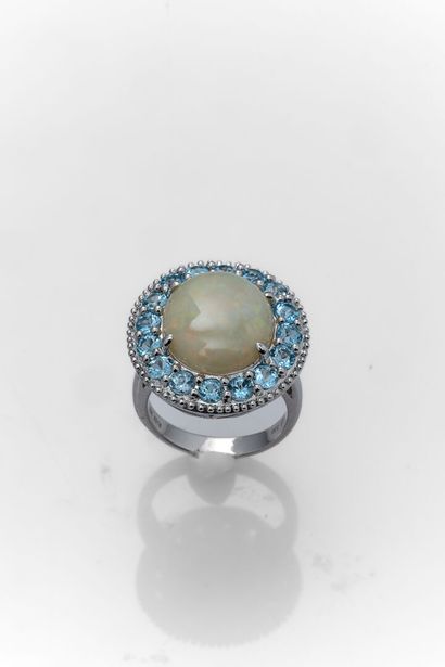 null Important white gold ring set with a cabochon-cut opal of about 4 carats in...