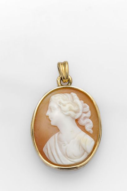 null Yellow gold pendant with a cameo of a woman.
Weight: 5.1g