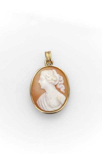 null Yellow gold pendant with a cameo of a woman.
Weight: 5.1g