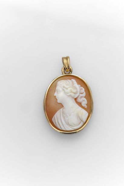 null Yellow gold pendant with a cameo of a woman.
Weight: 5.1g