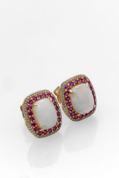 null Very nice pair of yellow gold earrings set with two opals of about 3.6 carats...