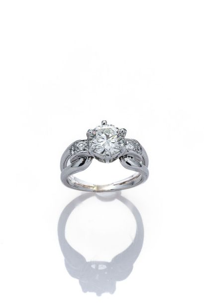 null Bague solitaire en platine sertie d'un diamant taille moderne de 1.64 carats...